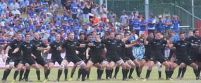 Projects Abroad volunteers watch a professional match during their rugby coaching work experience in Samoa. Students watch a professional match as part of their volunteer rugby coaching in Samoa.